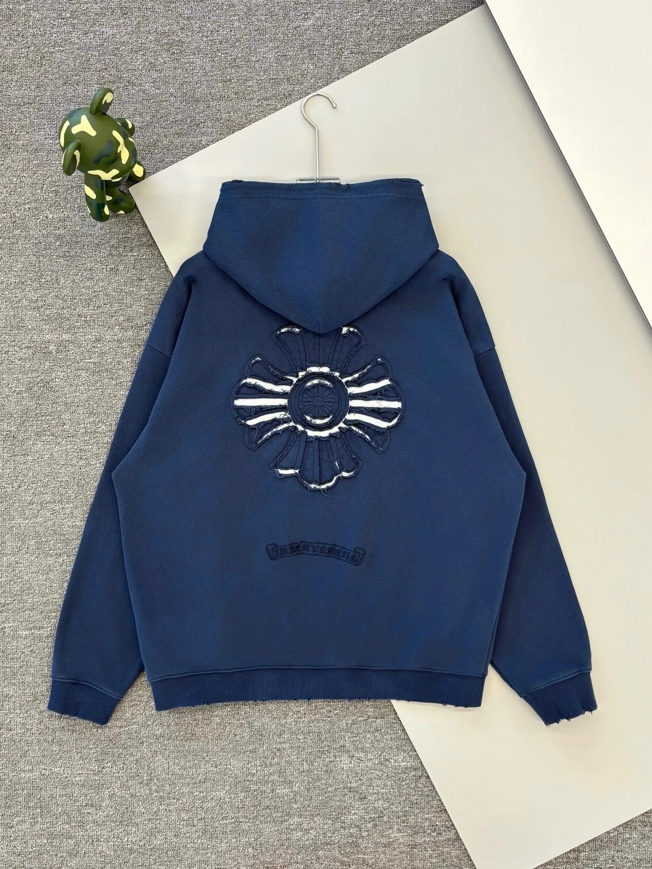 P340 [Higher version] Chrome Hearts*Chrome heart patch embroidered horseshoe logo‼ ️Hooded sweatshirt *Made of double-strand double yarn 430g pure cotton sweatshirt fabric. The fabric is woven with double-strand twisting, which is 40% stronger than single-strand yarn, forming a three-dimensional texture similar to the texture of tripe. It not only maintains the moisture absorption and breathability of pure cotton, but also achieves "softness but not collapse" through double-strand thickening. The whole strip is scanned and sprayed with technology The washing process produces a natural fading effect in parts, and the os version has a more lazy and loose feel. *Laser burnt patch embroidery➕Frayed process: micro-label on the chest patch, large logo horseshoe pattern on the back, heavy laser burnt three-dimensional patch embroidery pattern design, washed and frayed, and the overall garment presents a lazy style. *Whether it is for daily outings or sports and fitness, it can show your trendy attitude and become the focus of the street, with all three standards. Unisex style 𝐂𝐎𝐋𝐎𝐔𝐑: white blue black 𝐒𝐈𝐙𝐄: S-XL